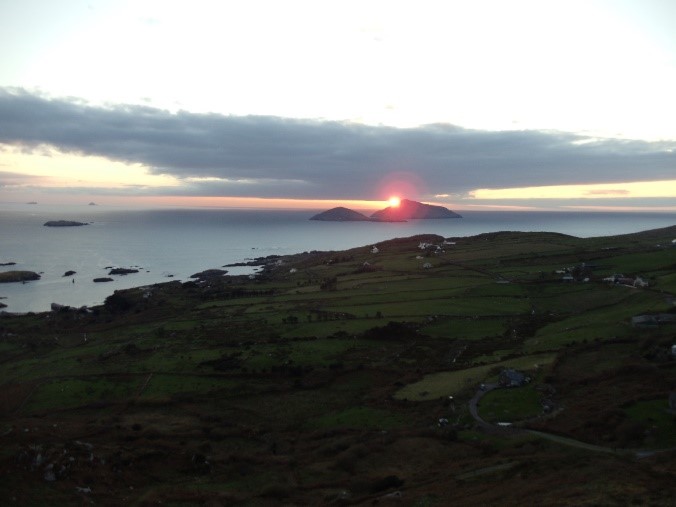 A view of the sun setting over an ocean.